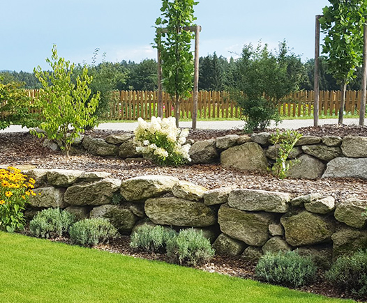 Natursteinmauer im Garten